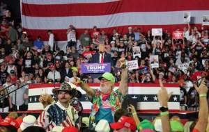 ترامپ: بایدن ما را به‌ سمت جنگ جهانی می‌برد