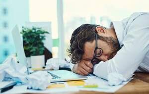 علل خستگی همیشگی و خواب‌آلودگی