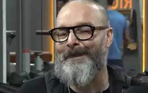 فیلم/ داستان مردی که با یک باطری زنده است!  <img src="https://cdn.jahannews.com/images/video_icon.png" width="16" height="16" border="0" align="top">