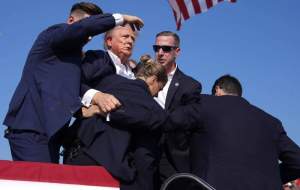 ترامپ هدف شلیک گلوله قرار گرفت +فیلم  <img src="https://cdn.jahannews.com/images/video_icon.png" width="16" height="16" border="0" align="top">