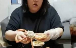 مردن بر اثر پرخوری در برنامه زنده اینترنتی