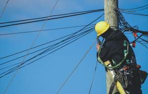 فیلم/ وقتی گرما به ماموران برق هم رحم نمی‌کند  <img src="https://cdn.jahannews.com/images/video_icon.png" width="16" height="16" border="0" align="top">