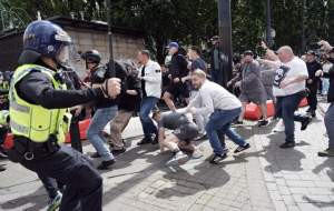 فیلم/ دعوا بین انگلیسی‌ها و مهاجران  <img src="https://cdn.jahannews.com/images/video_icon.png" width="16" height="16" border="0" align="top">