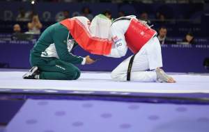 سلفی آرین سلیمی زیر سایه پرچم ایران پس از کسب طلا  <img src="https://cdn.jahannews.com/images/video_icon.png" width="16" height="16" border="0" align="top">