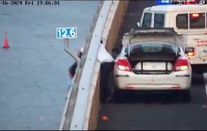 فیلم/ نجات معجزه آسای زنی در هند  