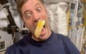 ویدئوی جالب از خوردن پرتقال در فضا  <img src="https://cdn.jahannews.com/images/video_icon.png" width="16" height="16" border="0" align="top">