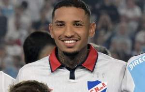 جان باختن فوتبالیست اروگوئه‌ای در وسط مسابقه