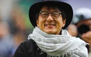 مشعل پارالمپیک پاریس در دستان جکی چان