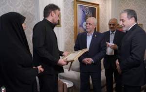 حضور عراقچی در منزل شهید امیرعبداللهیان