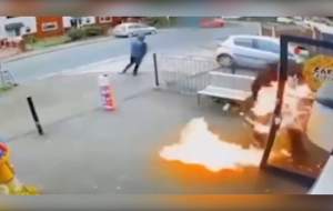 فیلم/ به آتش کشیدن یک مغازه در انگلیس  