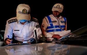 جریمه نشستن ۲ نفر روی صندلی راننده خودرو