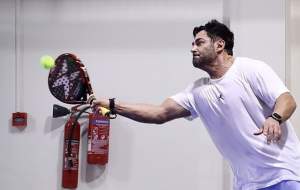 امضای یک توپ توسط کارلوس و گلزار