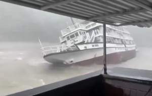 غرق شدن یک کشتی بر اثر طوفان یاگی  <img src="https://cdn.jahannews.com/images/video_icon.png" width="16" height="16" border="0" align="top">