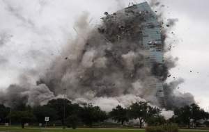 لحظه انفجار آسمان‌خراش در آمریکا  