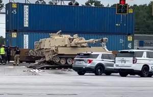 فیلم/ لحظه برخورد قطار با تریلی حامل تانک  