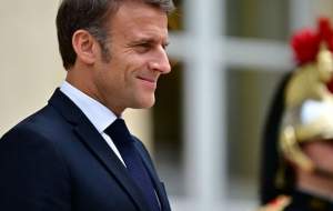 مسخره بازی ماکرون در یک مراسم  <img src="https://cdn.jahannews.com/images/video_icon.png" width="16" height="16" border="0" align="top">