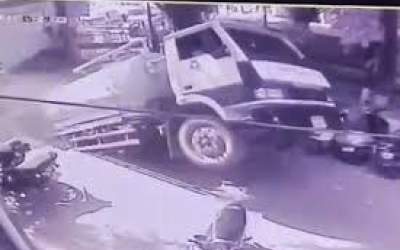 فیلم/ لحظه سقوط یک کامیون به گودال  