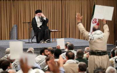 حاشیه نگاری خبرنگار جهان نیوز از دیدار رهبر انقلاب با پیشکسوتان دفاع مقدس/ مبادا پرچم دشمن در داخل برافراشته شود  <img src="https://cdn.jahannews.com/images/video_icon.png" width="11" height="10" border="0" align="top">