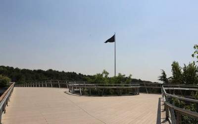 بزرگ‌ترین پرچم کشور به رنگ عزا درآمد