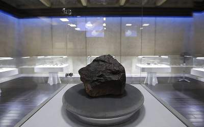 رونمایی از شهاب‌سنگ ۱۰۰ کیلویی در برج آزادی تهران