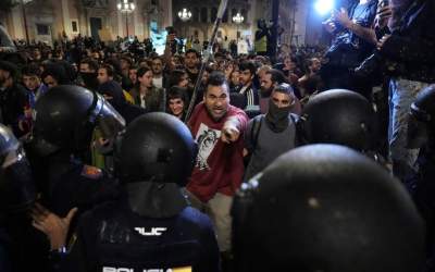 درگیری مردم خشمگین والنسیا با نیروهای پلیس  <img src="https://cdn.jahannews.com/images/video_icon.png" width="16" height="16" border="0" align="top">