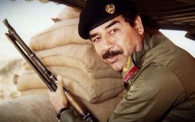 عکس صدام در دست تروریست‌های سوری