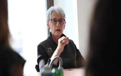 شرمن: ترامپ قصد مذاکره با ایران را دارد