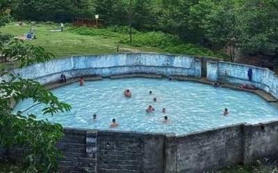 انتقال آب چشمه برای شنا کردن در روستا!