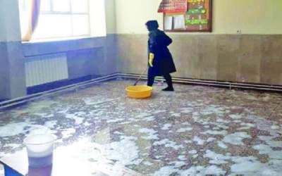 اجبار مادر دانش‌آموز مشهدی به نظافت مدرسه