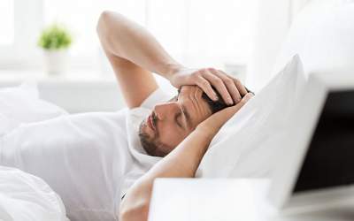 علت سردرد هنگام دراز کشیدن چیست؟