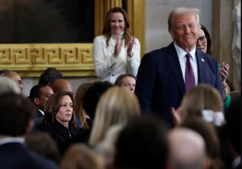 نگاه معنا دار هریس در مراسم تحلیف ترامپ