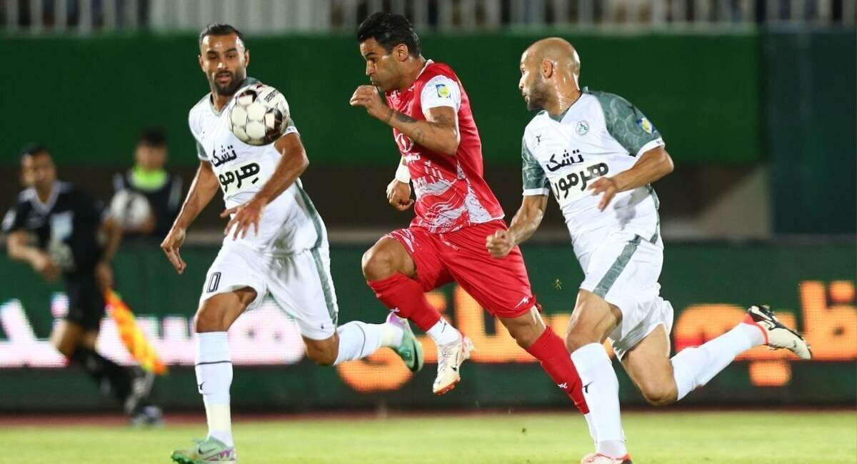 توقف پرسپولیس مقابل ذوب آهن ۱۰ نفره