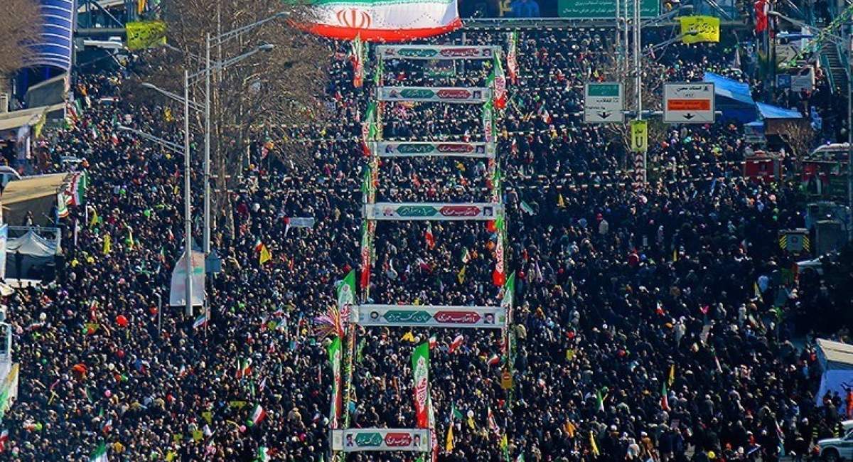 یک ۲۲ بهمن تماشایی دیگر/ مردم ایران برای «ایران مقتدر» به خیابان‌ها آمدند/ جشن بزرگ حضور تا ظهور برگزار شد
