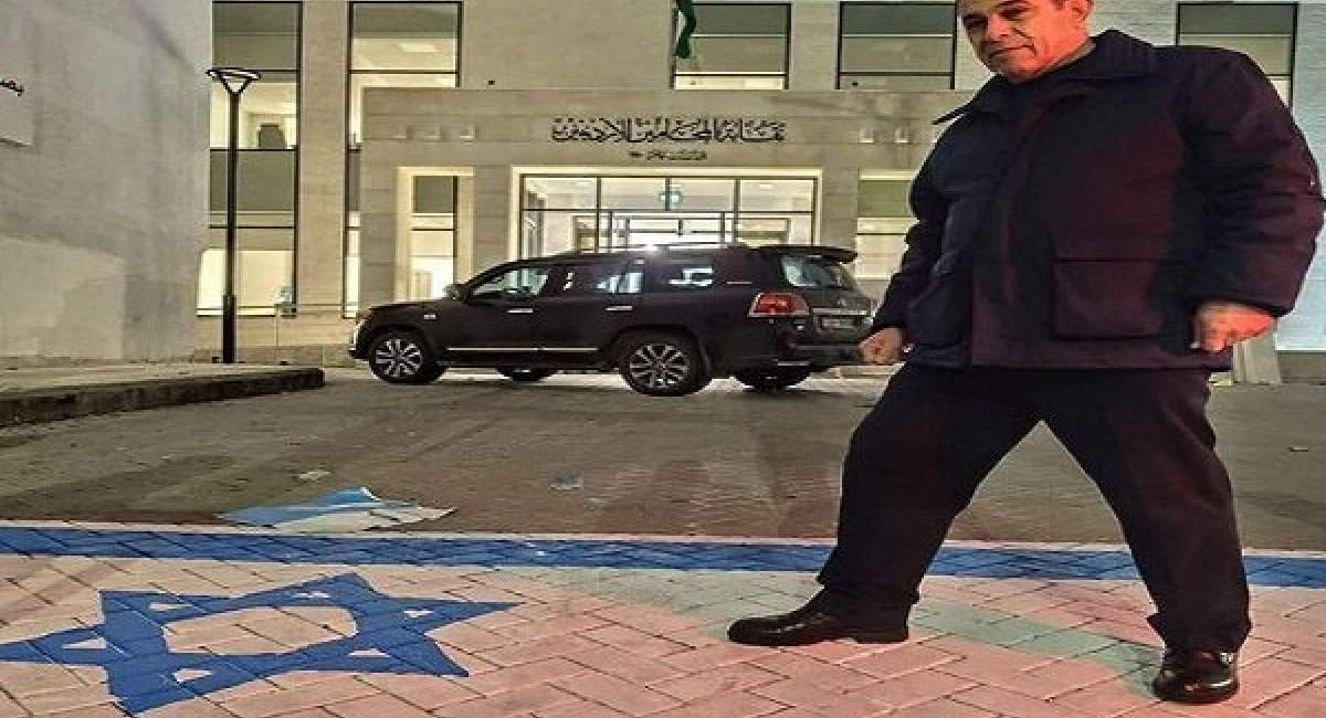 لگدمال شدن پرچم اسرائیل در اردن +عکس