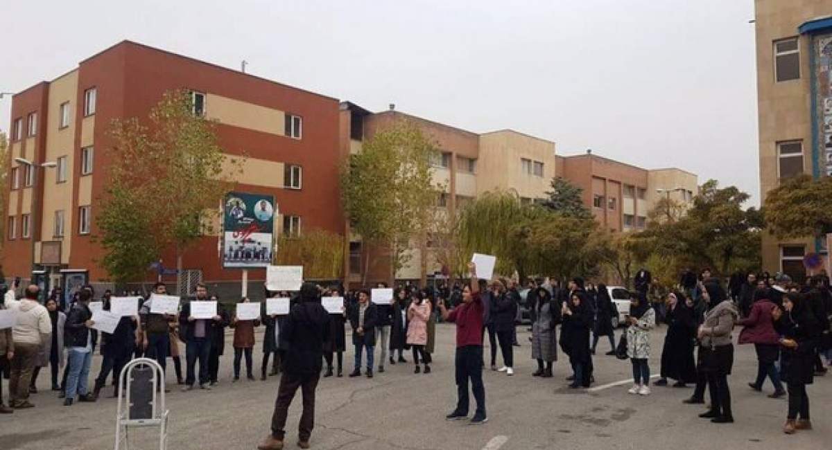 تجمع دانشجویان در اعتراض به مرگ یک دانشجو
