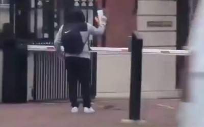 فیلم/ ضرب و شتم فرد قرآن سوز در لندن  <img src="https://cdn.jahannews.com/images/video_icon.png" width="11" height="10" border="0" align="top">