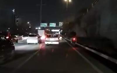 سرقت ۳ ثانیه‌ای موبایل در ترافیک! +فیلم  <img src="https://cdn.jahannews.com/images/video_icon.png" width="16" height="16" border="0" align="top">