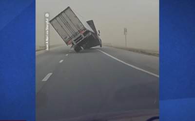 واژگونی کامیون در حال حرکت بر اثر باد  <img src="https://cdn.jahannews.com/images/video_icon.png" width="11" height="10" border="0" align="top">