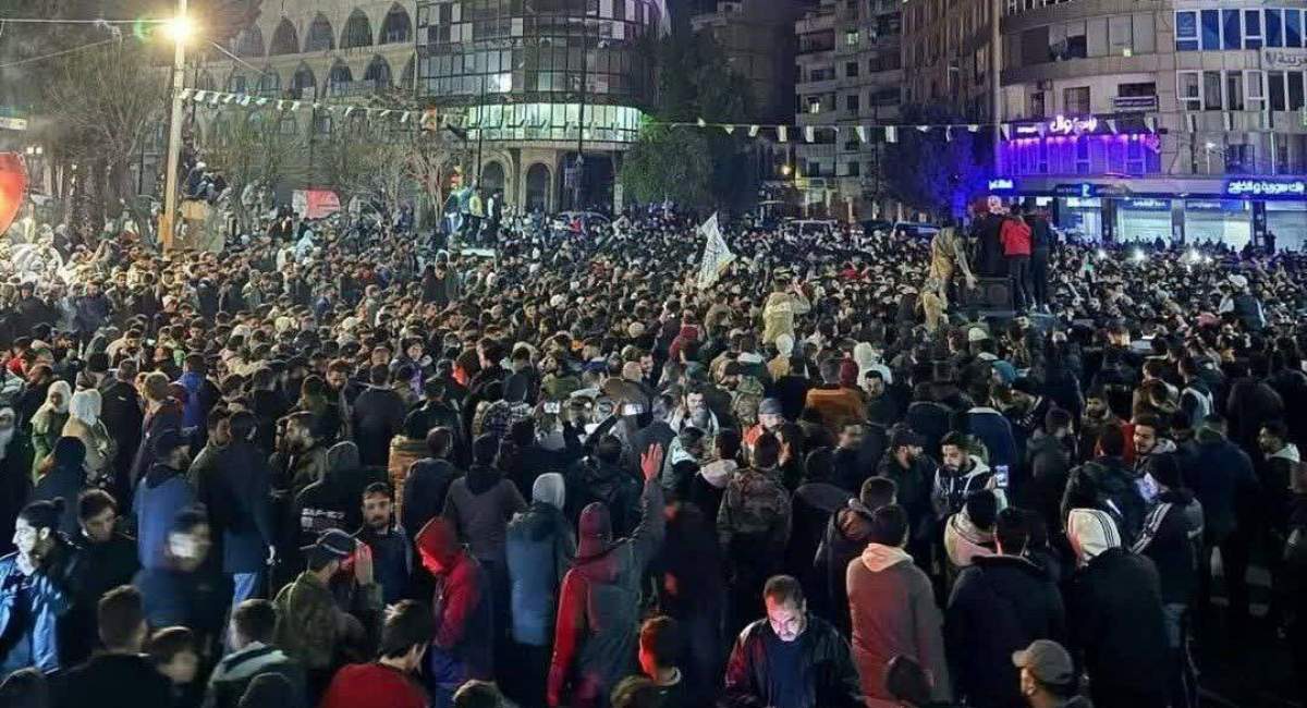 درگیری شدید نیروهای مقاومت مردمی سوریه با نیروهای تروریستی الجولانی در شهرهای مختلف/ آزادسازی منطقه دانشکده نیروی دریایی و روستای جبله/ اعلام موجودیت شورای نظامی آزادسازی سوریه+فیلم درگیری شدید نیروهای مقاومت مردمی سوریه با نیروهای تروریستی الجولانی در شهرهای مختلف/ آزادسازی منطقه دانشکده نیروی دریایی و روستای جبله/ اعلام موجودیت شورای نظامی آزادسازی سوریه+فیلم