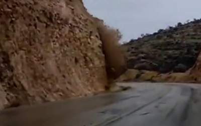 فیلم/ لحظه ریزش کوه در جاده کازرون  <img src="https://cdn.jahannews.com/images/video_icon.png" width="16" height="16" border="0" align="top">