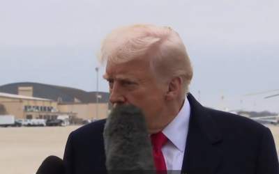 فیلم/ خبرنگار با میکروفون به صورت ترامپ زد  