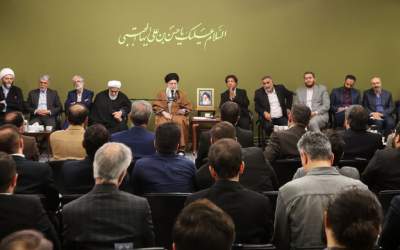 رهبر انقلاب در دیدار با جمعی از شاعران: دوره ما می‌تواند سعدی‌آفرین باشد/ گسترش شاعران متعهد و انقلابی جوان امید‌آفرین است