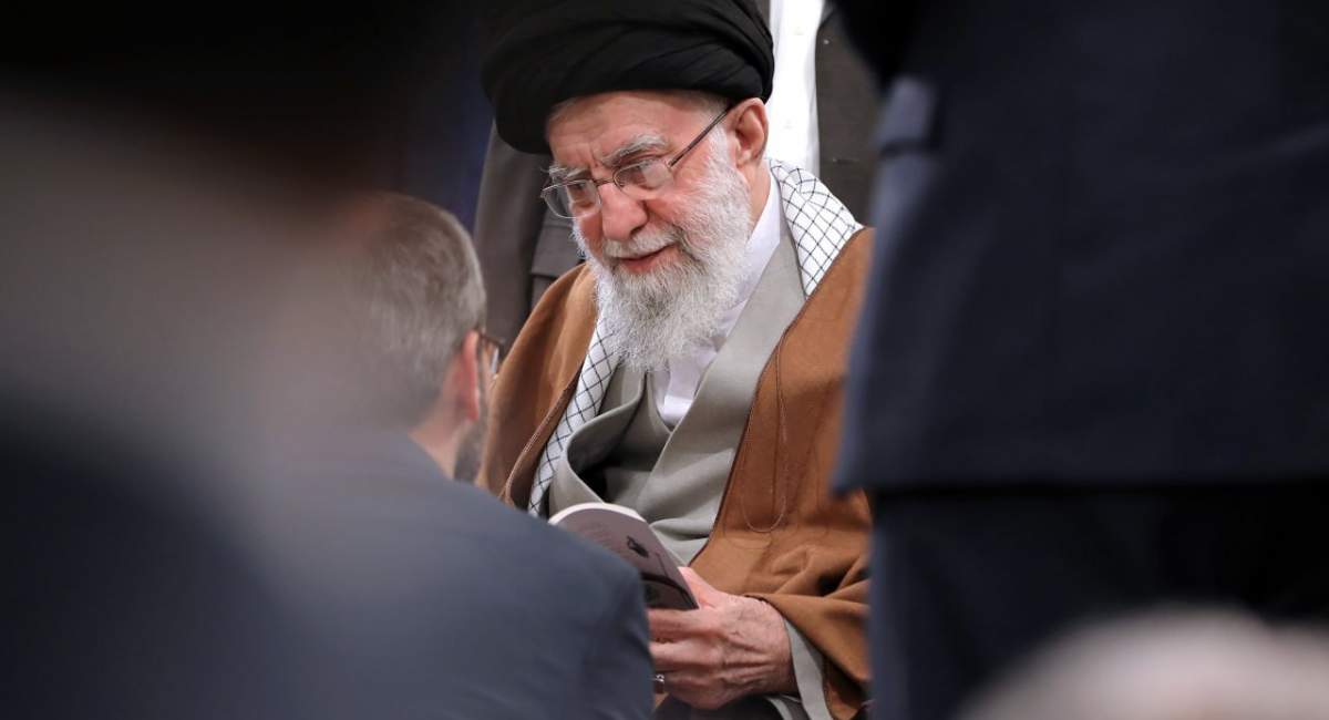 اشک‌های رهبر انقلاب هنگام خواندن شعری برگرفته از آخرین مکالمه بیسیم شهید حاج احمدکاظمی با شهید آقامهدی باکری  