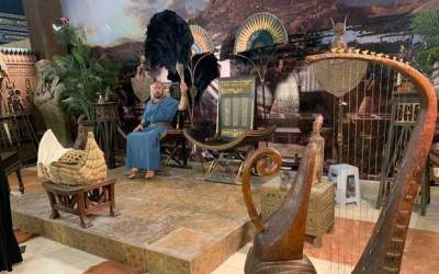 هدیه عوامل فیلم موسی کلیم الله به پزشکیان +عکس