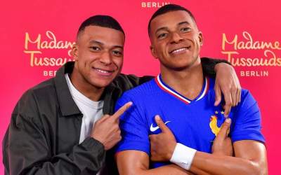 تعجب امباپه از مجسمه خود  <img src="https://cdn.jahannews.com/images/video_icon.png" width="16" height="16" border="0" align="top">