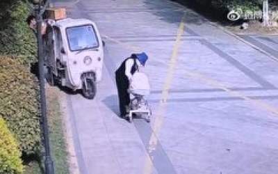 تصادف موتور سه چرخ با کالسکه نوزاد +فیلم  <img src="https://cdn.jahannews.com/images/video_icon.png" width="16" height="16" border="0" align="top">