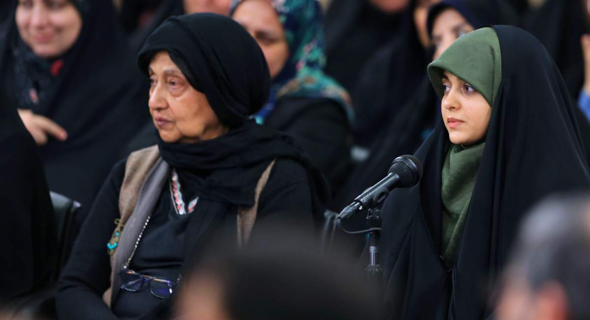 شعرخوانی دختر جوان در حضور رهبرانقلاب  