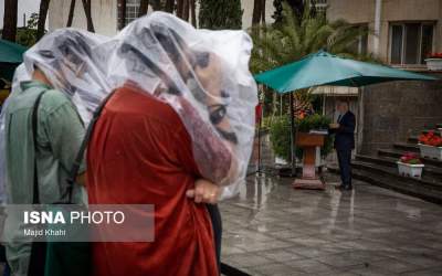 عکس/ وضعیت خبرنگاران در روز بارانی حیاط دولت