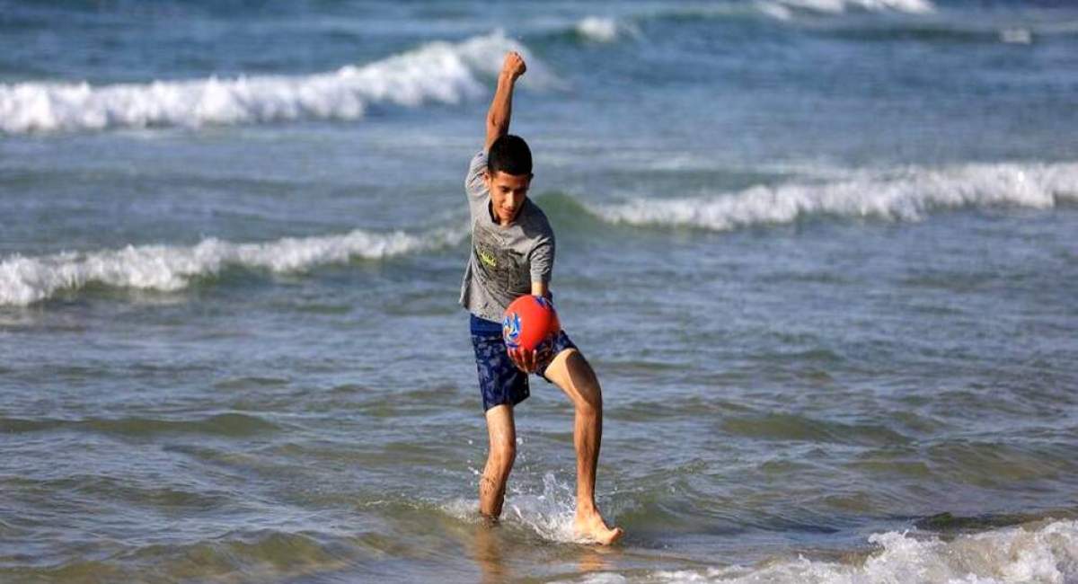 لذت فلسطینی‌های چادرنشین در ساحل غزه  