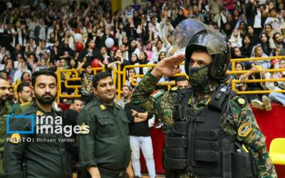 عکس/ احترام یک نظامی در مسابقات بسکتبال